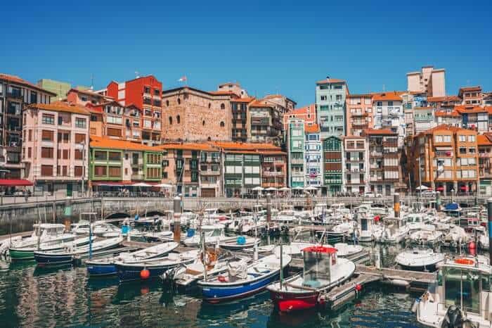 Puerto de Bermeo con barcas amarradas y fachadas de colores detrás