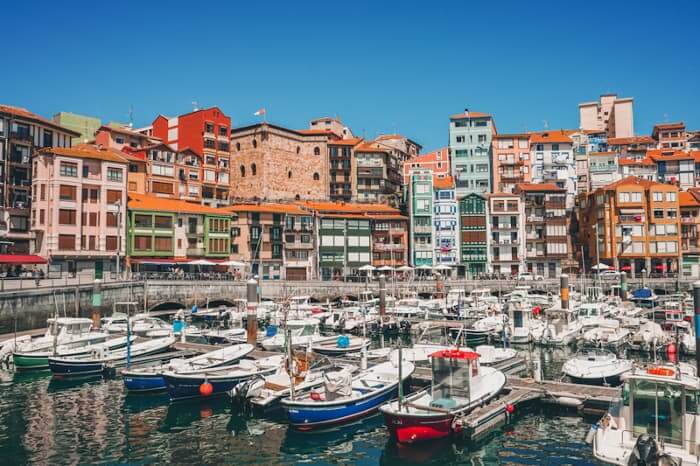 Puerto de Bermeo con barcas amarradas y fachadas de colores detrás