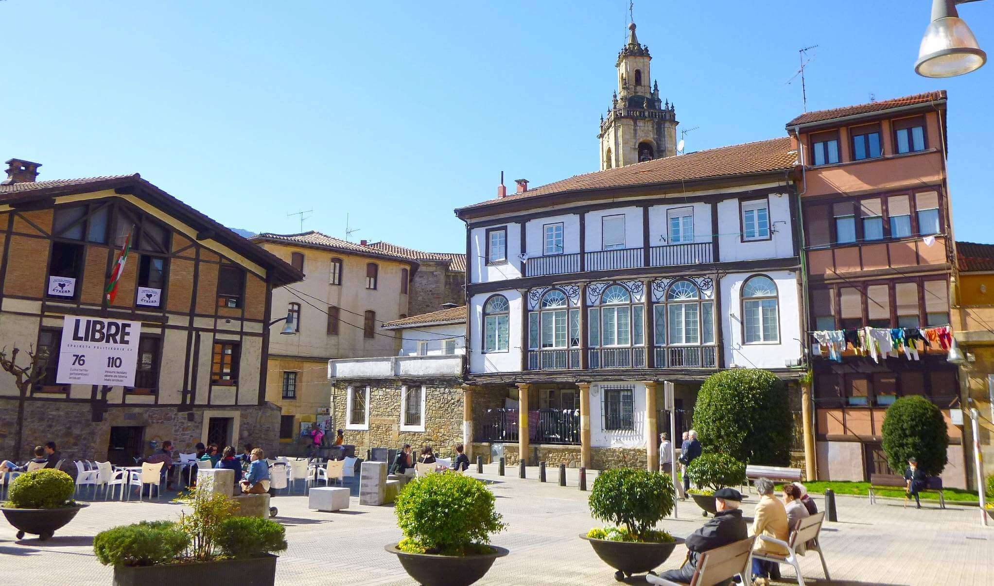 Plaza de Durango con terrazas, macetas y edificios con miradores