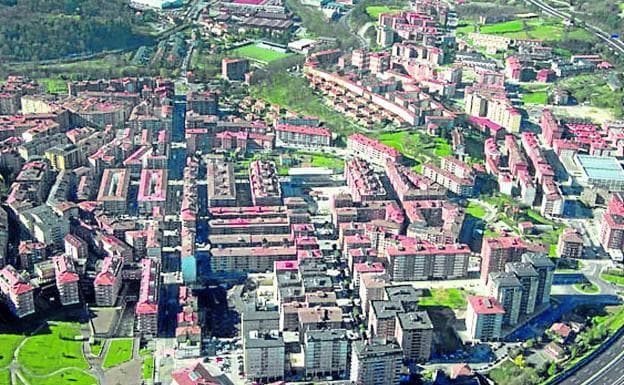 Vista aérea de Galdakao con bloques de viviendas y zonas verdes