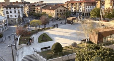 Plaza peatonal del centro de Mungia rodeada de edificios de viviendas
