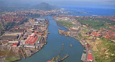 Vista aérea de la ría con naves industriales y viviendas en sus dos orillas