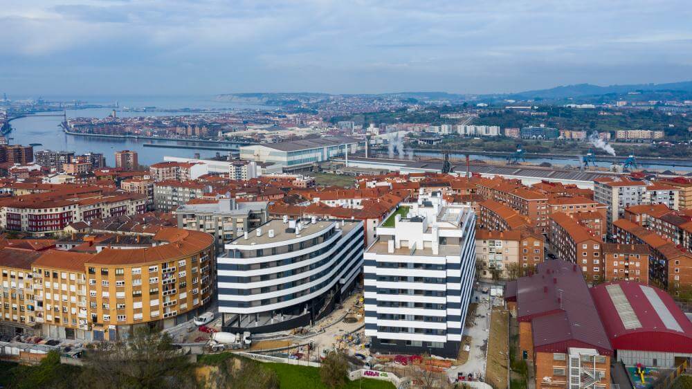 Vista aérea de Sestao con bloques de viviendas y la ría al fondo