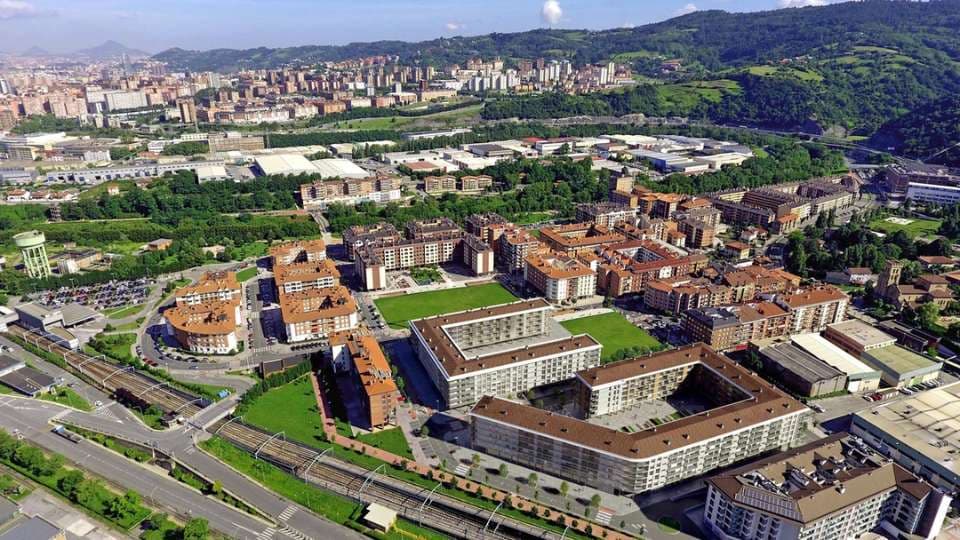 Vista aérea de Etxebarri con bloques de viviendas nuevos y zonas verdes
