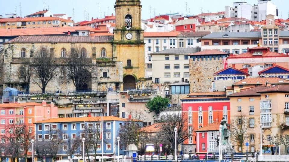 Casco histórico de Portugalete con la torre de la iglesia y casas de colores en la ladera