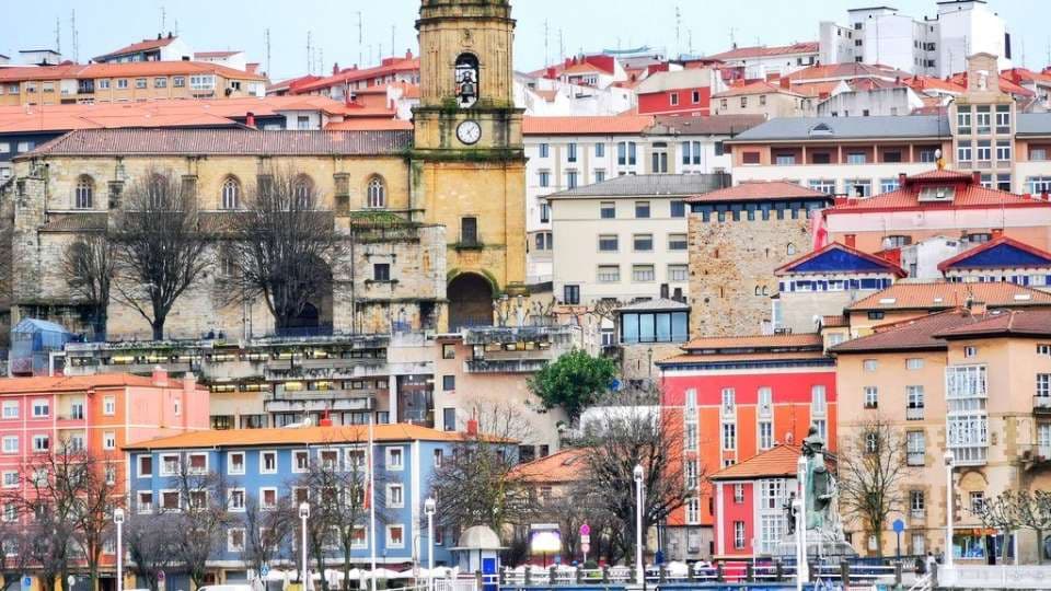 Casco histórico de Portugalete con la torre de la iglesia y casas de colores en la ladera