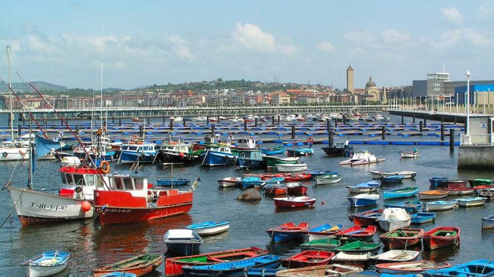 Puerto pesquero de Santurtzi con barcas de colores amarradas