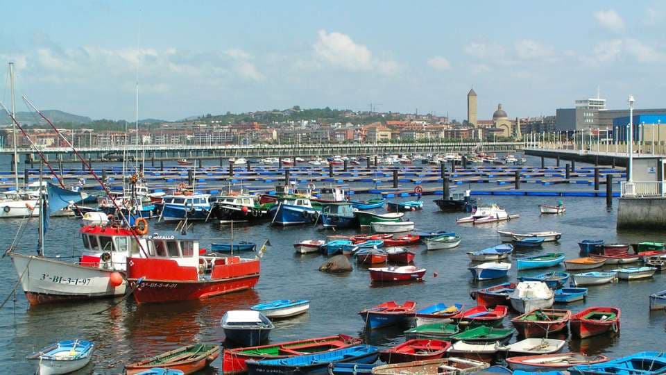 Puerto pesquero de Santurtzi con barcas de colores amarradas