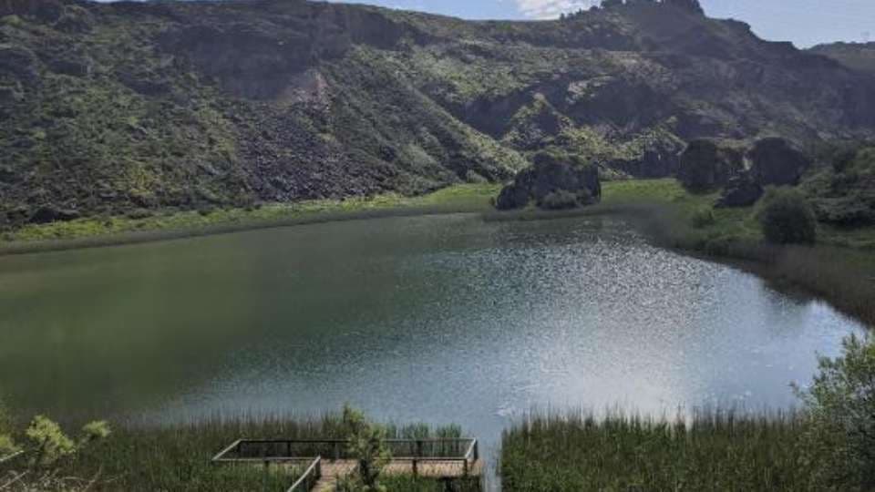 Lago rodeado de monte verde en la zona minera de Trapagaran